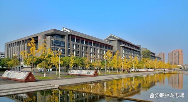 四川大学是拥有上百年办学历史,由三所国家级重点大学合并成立的高
